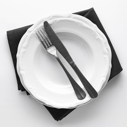 陶器餐具和餐巾盘子的顶视图刀餐具顶部