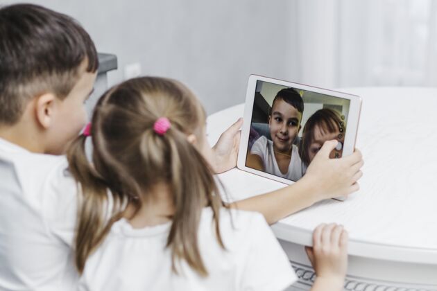 男性兄弟姐妹在数字平板电脑上自拍科技孩子数码