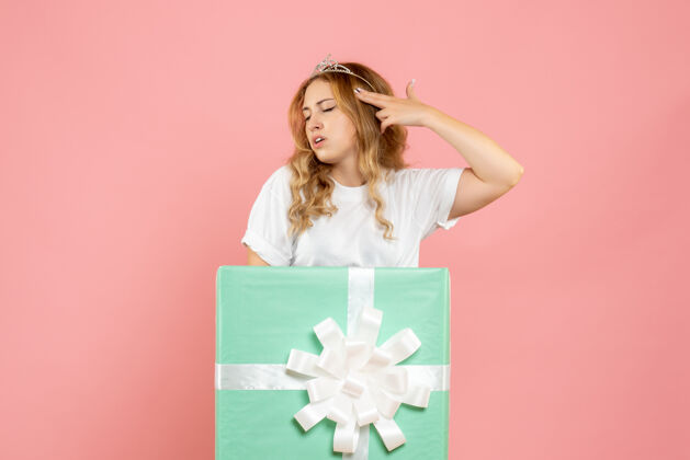 年份蓝色礼品盒内的年轻女性正面图蓝色圣诞人