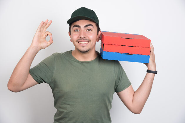 男人送货员制作好标志 拿着白色背景的披萨盒工人男性快递员