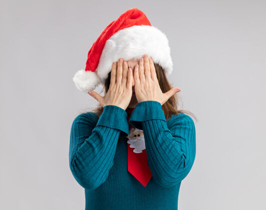 害怕惊恐的成年白人妇女戴着圣诞帽 戴着圣诞领带 眼睛被隔离在白色背景上 还有复制空间成人眼睛掩护