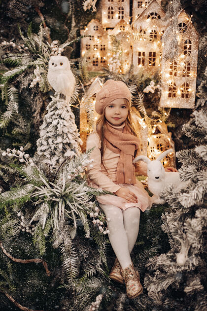 新美丽的女孩在一个圣诞装饰下有很多树和灯光室内年女儿