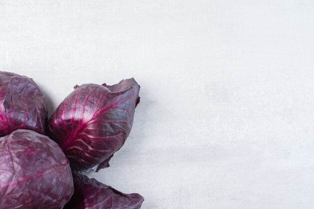有机在石头表面的生紫色卷心菜高品质的照片蔬菜新鲜卷心菜
