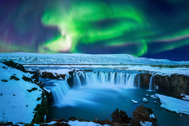 山北极光 北极光在戈达福斯瀑布在冬天 冰岛长强大寒冷