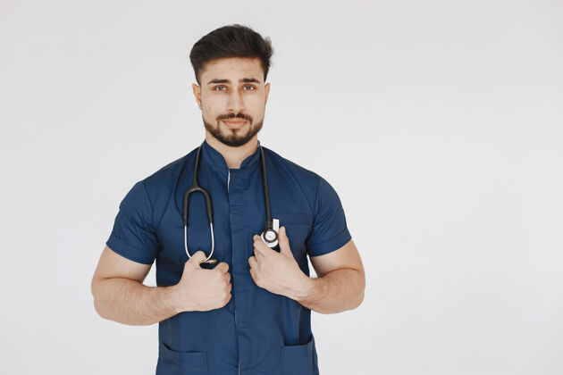 工人国际医学生穿蓝色制服的人带听诊器的医生实践站立医学