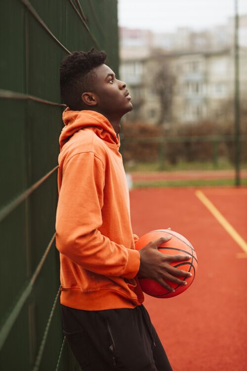 运动员少年在篮球场上摆姿势运动篮球运动