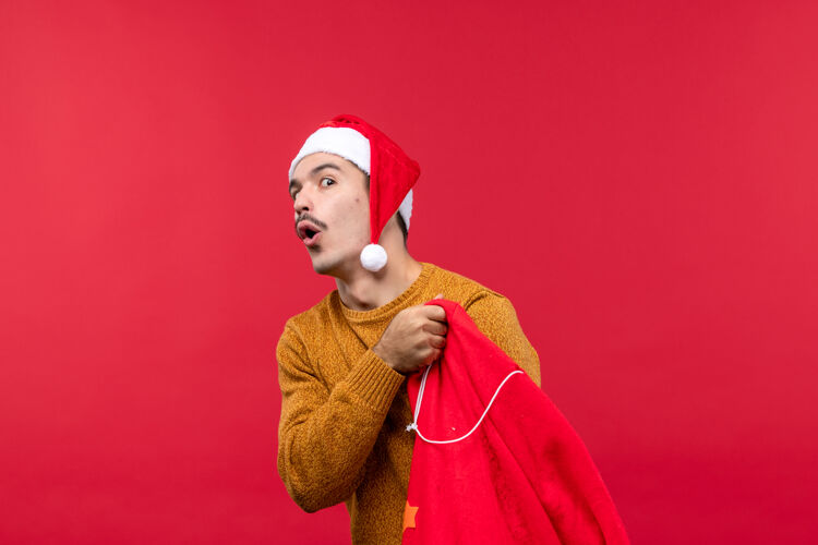 模型年轻人打开红墙礼物包的正面图礼物圣诞节前面
