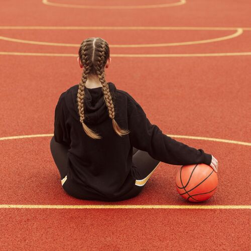 健身少年在篮球场上摆姿势运动员城市运动