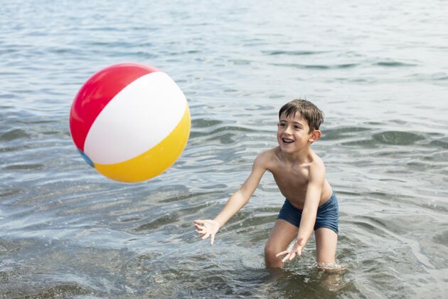 全镜头打满分的小孩在玩球家庭海边海滩