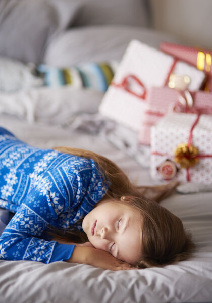 睡衣圣诞节早晨睡觉的女孩床装饰品圣诞老人