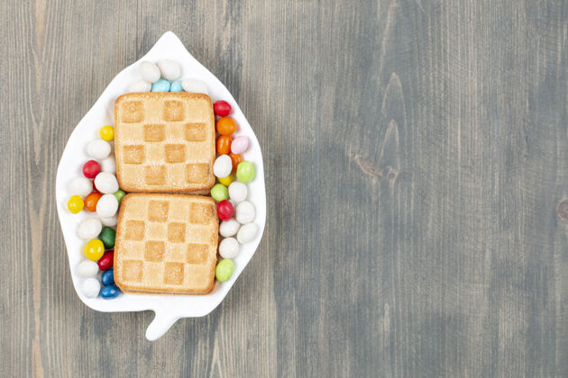 盘子美味的彩色糖果和饼干在一个白色的盘子高品质的照片糕点面包房吃