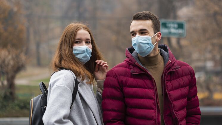 冠状病毒城里的一对夫妇戴着医用口罩医学面罩正常女性