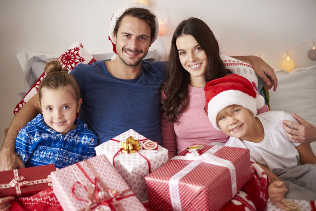 儿子圣诞节的家庭画像羽绒女儿深情的