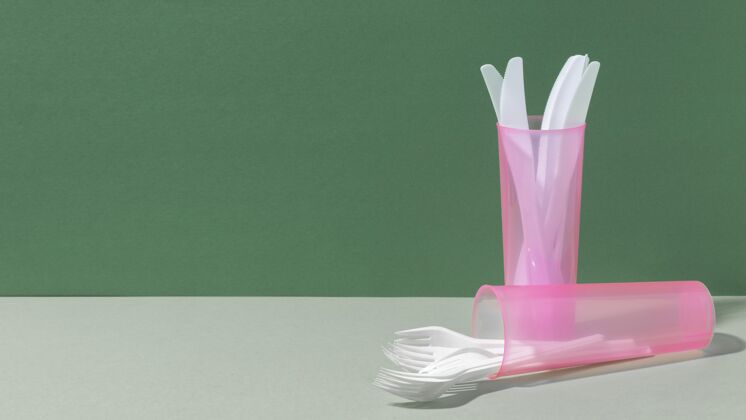 塑料前视图粉红色透明杯子和餐具内部产品刀片