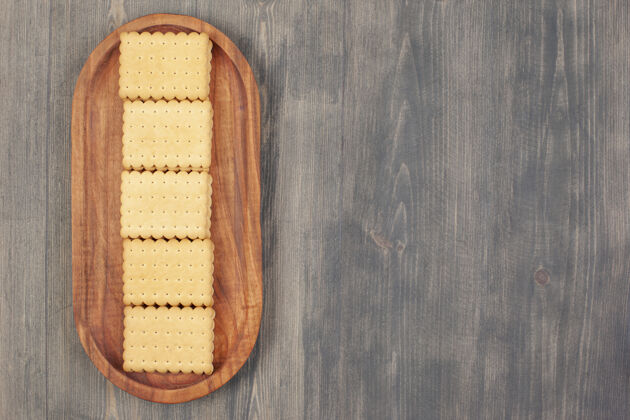 木制美味的新鲜饼干在木板上高品质的照片美味饼干甜