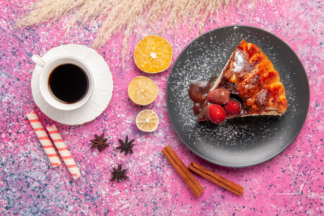 巧克力顶视图蛋糕片配巧克力和红草莓一杯茶放在粉红色的桌子上饼干甜甜的甜点蛋糕烘焙盘子餐厅蛋糕