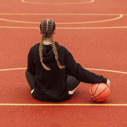 健身少年在篮球场上摆姿势运动员城市运动
