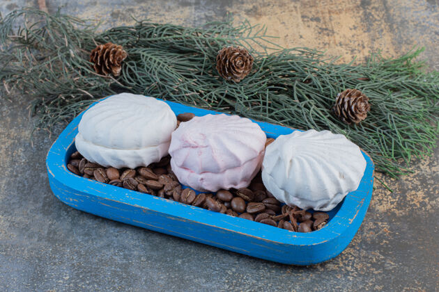 松果美味的西风咖啡豆蓝色盘子高品质的照片美味棉花糖食物