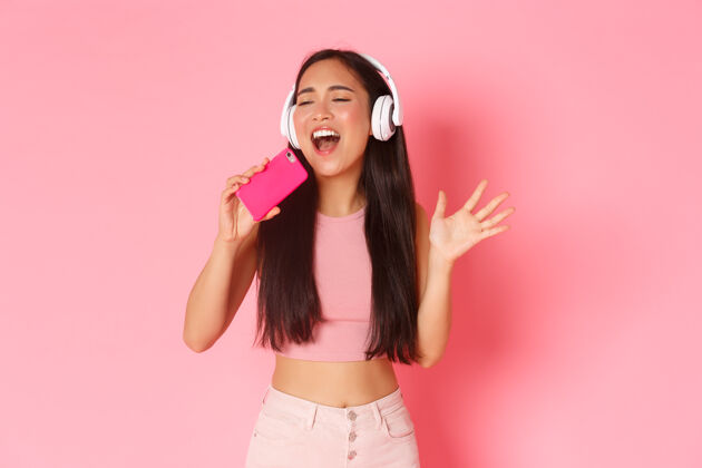 漂亮一个戴着耳机听音乐的富有表情的年轻女子耳机游戏中文