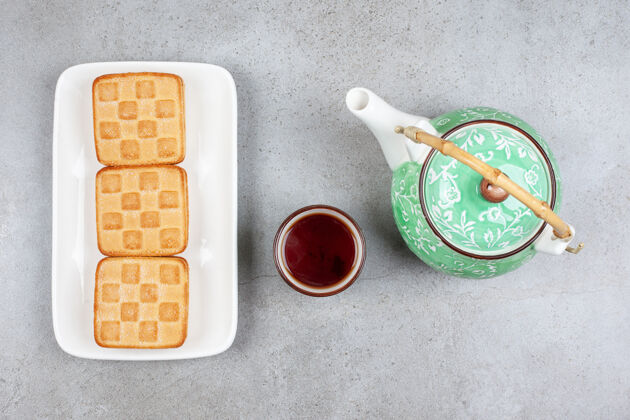饮料美味的饼干配上一杯茶和茶壶高品质照片饼干茶壶盘子
