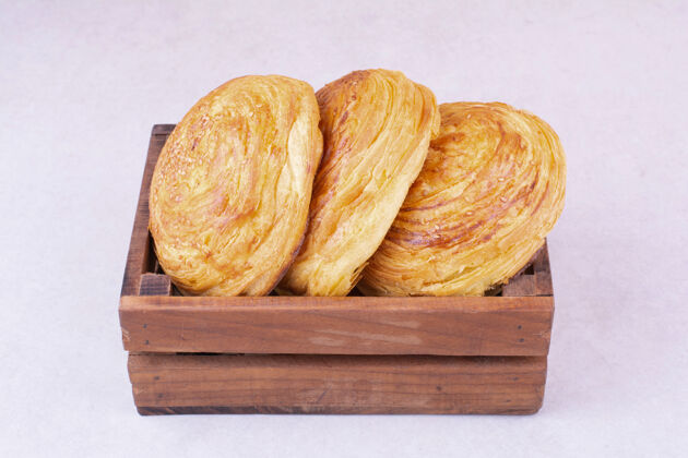 糕点木托盘里的高加索人小面包熟食香草展示