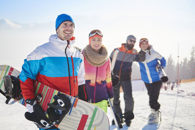 情侣滑雪板队在滑雪坡上团体冬天讨论