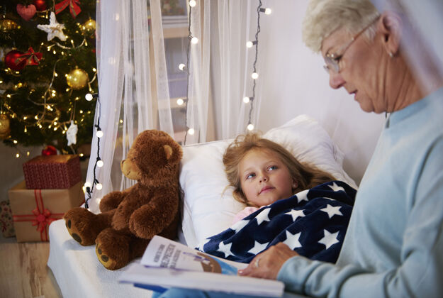 后代睡觉前看书孙女照顾圣诞之夜