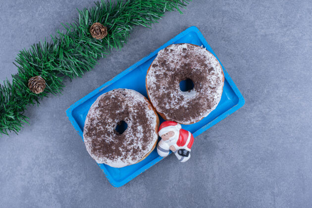 糕点一块蓝色的巧克力饼干和圣诞玩具甜点可食用美味