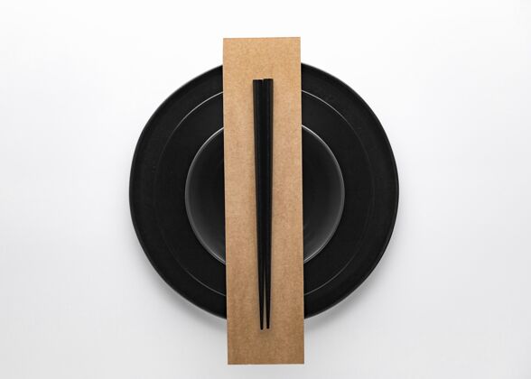 瓷器用筷子平铺深色餐具平铺家居用品顶视图