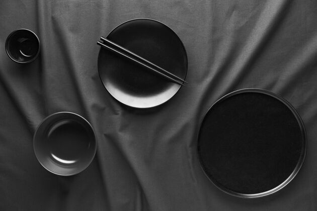 餐具黑色盘子和筷子的顶视图器皿陶器顶视图