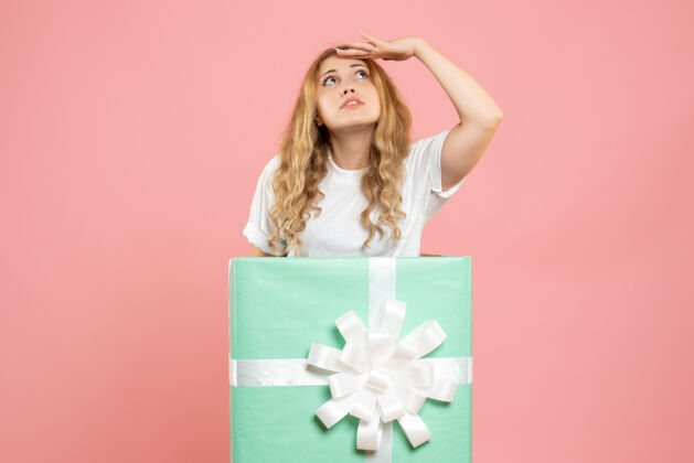 里面正面图：站在蓝色礼品盒内的年轻女性圣诞粉色成人