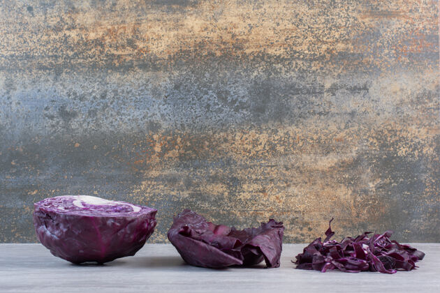 生的石桌上新鲜切碎的紫色卷心菜高品质照片切碎有机新鲜