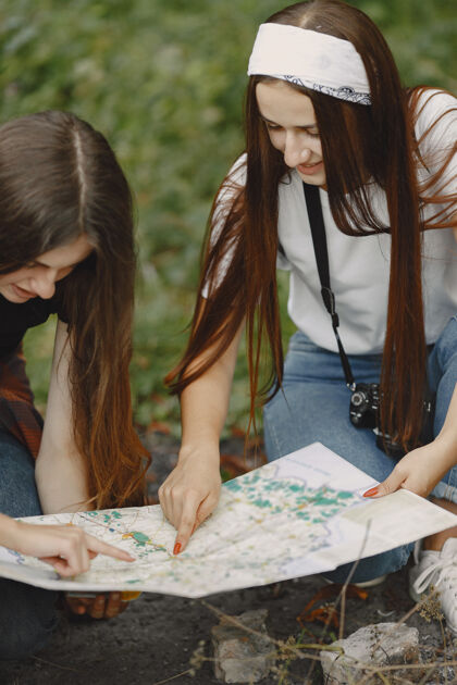 生态冒险 旅游 远足和人的概念三个女孩在森林里活动团队乡村