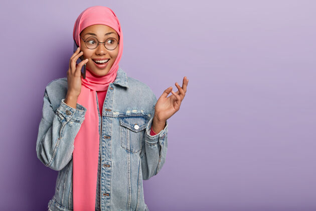 通讯快乐的黑皮肤女性有伊斯兰宗教观点 讲手机 举手伊斯兰教乐观电话