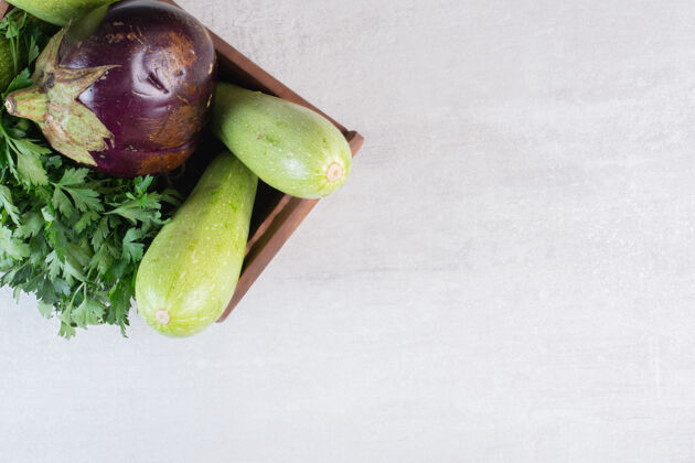 健康木箱中的生西葫芦和茄子高品质照片食品欧芹蔬菜