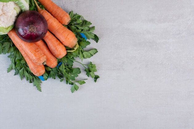 洋葱菜花 胡萝卜和洋葱放在蓝色盘子里高质量的照片花椰菜收获分类