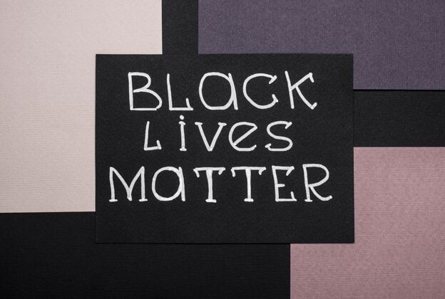 水平五彩纸上黑色生命物质卡片的顶视图平等黑色公平