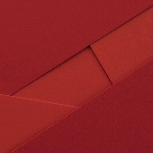 工艺优雅的红纸和信封特写彩色艺术空白