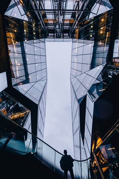 城镇一个人站在摩天大楼之间的垂直镜头环境天际线建筑