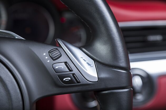 汽车现代汽车方向盘上的呼叫按钮特写镜头皮革汽车细节