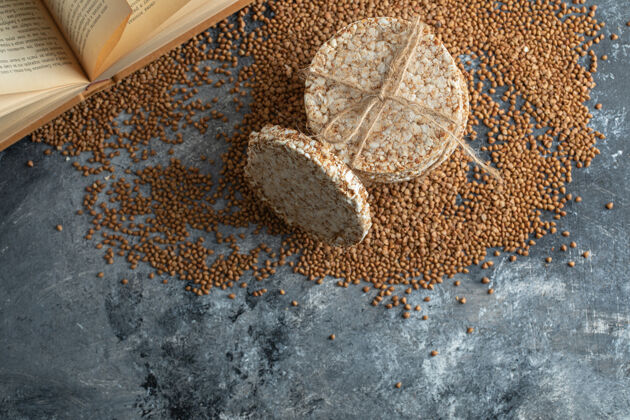 谷类脆面包 生荞麦和大理石表面的书生的生的饮食