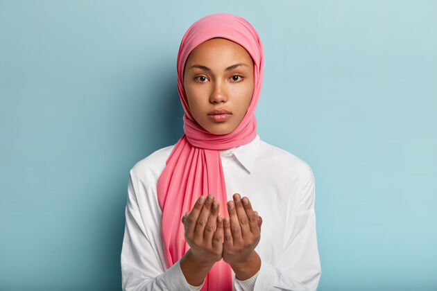 人类非洲妇女做传统的祈祷上帝 保持双手祈祷的姿势宗教信仰阿拉伯