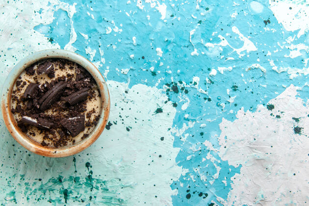 背景顶视图巧克力饼干甜点与奶油和饼干内板上的蓝色背景蛋糕甜点糖甜的照片雨顶部饼干