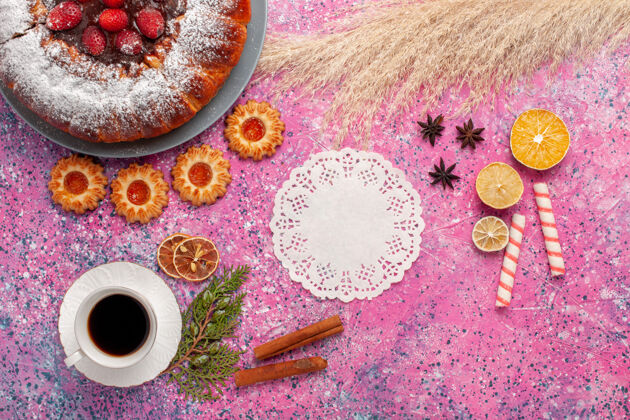 草莓俯瞰美味的草莓蛋糕 配上饼干和一杯茶 背景为浅粉色蛋糕 甜甜甜甜的饼干馅饼化妆品花胭脂