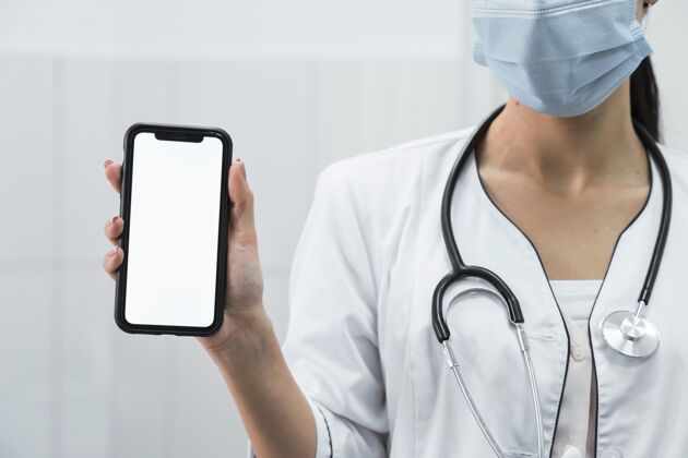 健康戴着面罩拿着手机模型的医生设备科学急诊