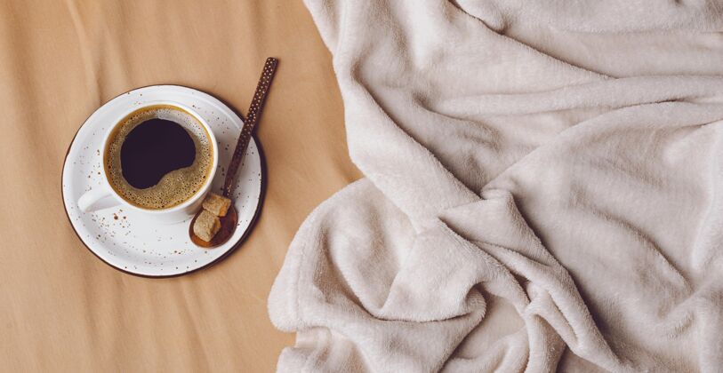 咖啡床上带复印空间的早晨咖啡杯顶视图菜餐床