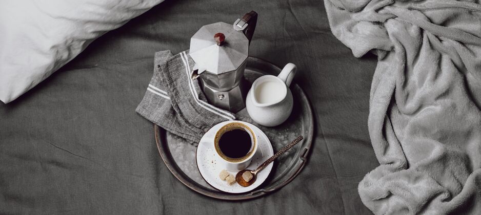 菜早上在床上喝咖啡加牛奶和水壶餐美食小吃