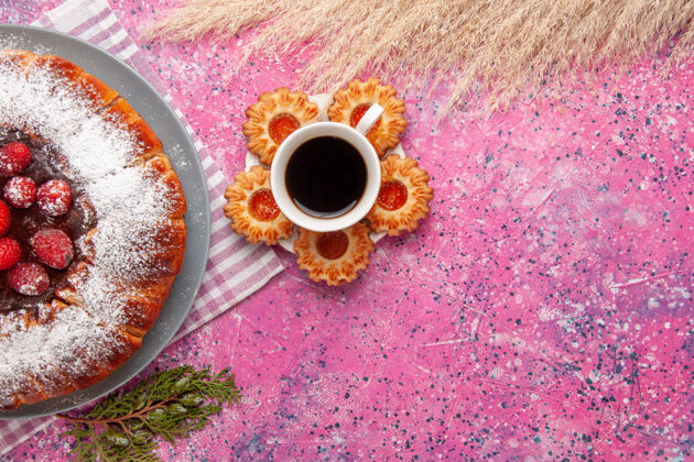 顶部顶视图美味的草莓蛋糕与一杯茶和饼干的粉红色背景蛋糕甜饼干糖饼干背景视图饮料