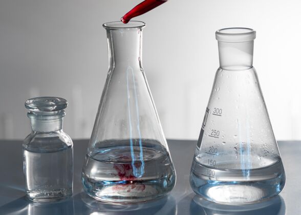 化学有红色物质的玻璃器皿技术排列玻璃器皿