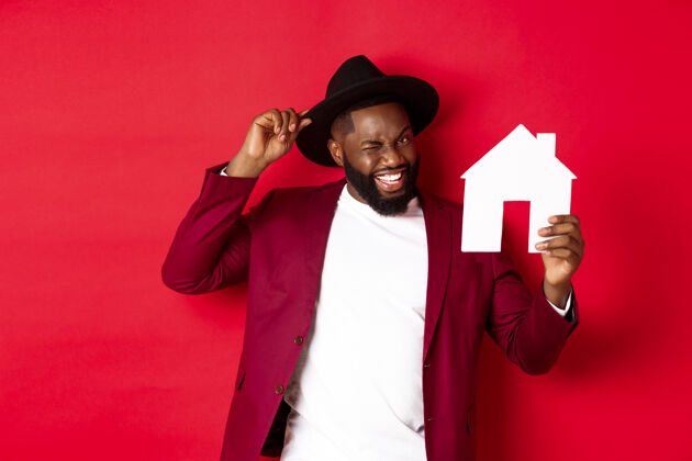 时尚房地产快乐的黑人男子显示纸房子和微笑帅哥男人男性